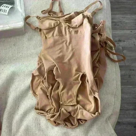 SKIMS Adjustable Straps Seamless Sculpt Compression Brief Bodysuit - Picture 5 of 6